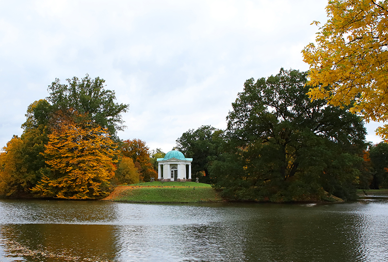 Blick auf den Tempel auf der Schwaneninsel
