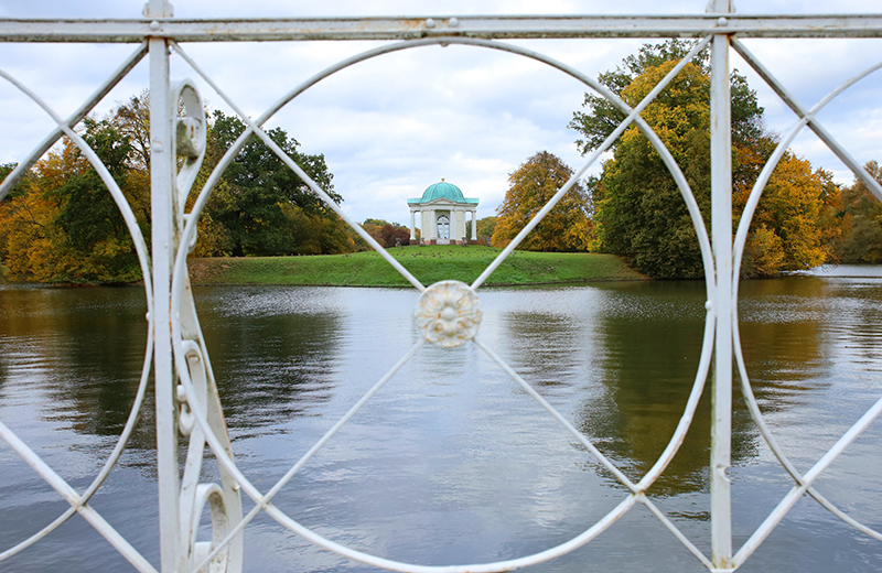 Blick auf den Tempel auf der Schwaneninsel
