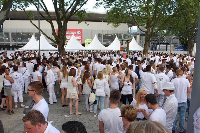Warten auf die "Just White"-Party im Auestadion
