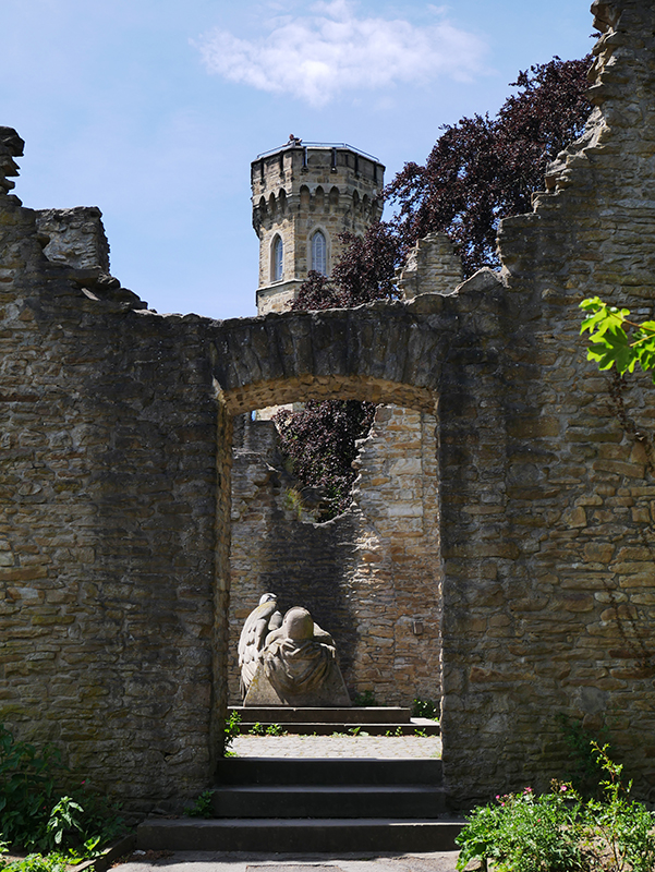 Burgruine Hohensyburg mit Kriegerdenkmal und Vincketurm
