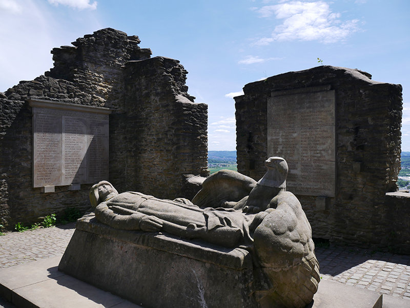 Burgruine Hohensyburg mit Kriegerdenkmal
