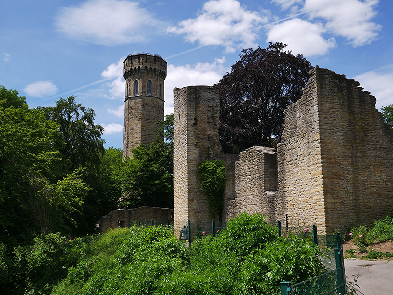 Burgruine Hohensyburg mit Vincketurm
