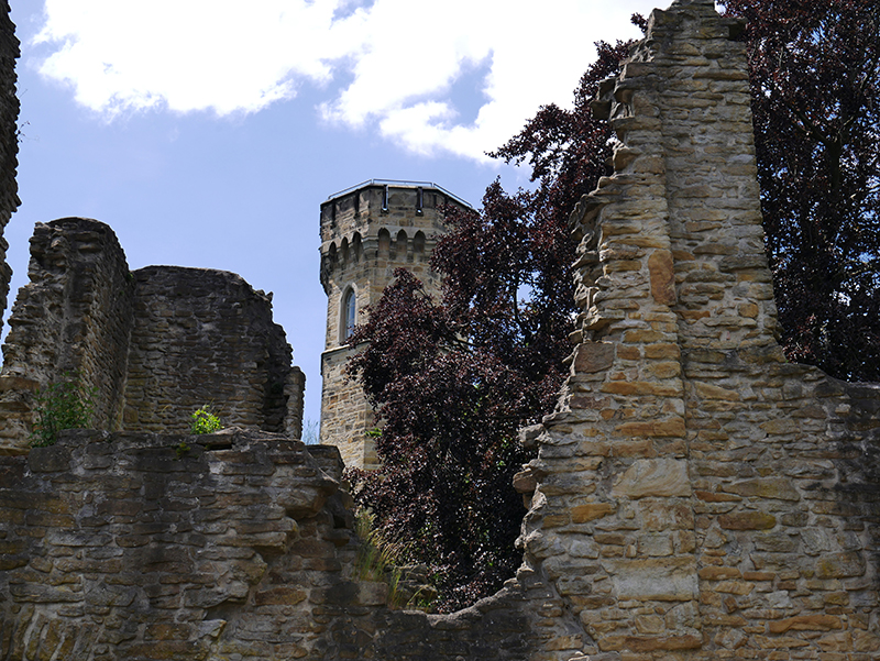 Burgruine Hohensyburg mit Vincketurm
