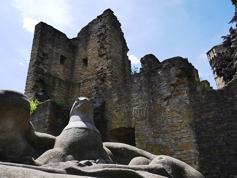 Burgruine Hohensyburg mit Kriegerdenkmal
