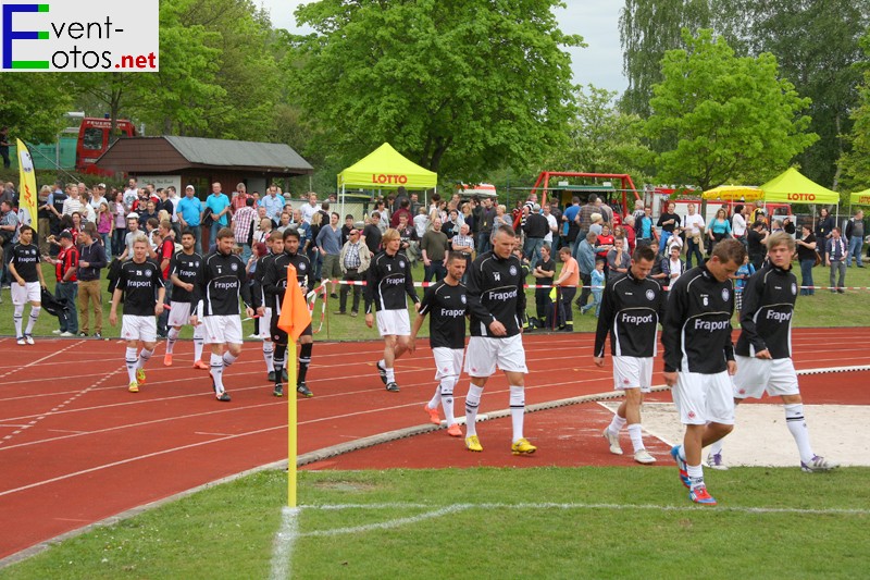 Die Eintracht betritt das Stadion
