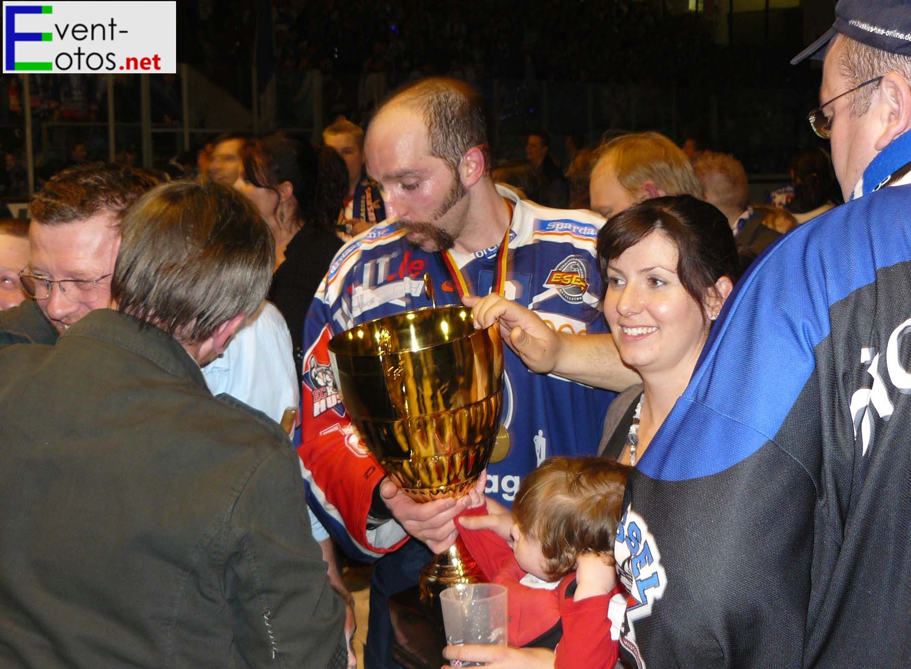 KapitÃ¤n Hugo Boisvert mit dem Meister-Pokal
