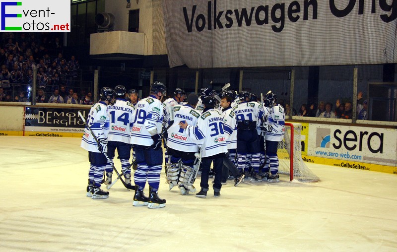 Nach dem 8:0 Sieg beglÃ¼ckwÃ¼nschten alle Spieler den Kasseler TorhÃ¼ter
