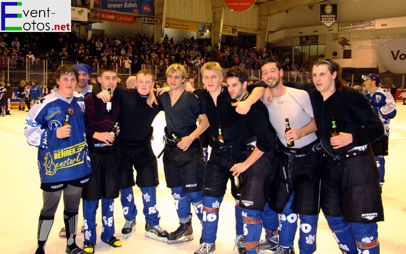 Spieler des EHC Neuwied trotz Niederlage beim Feiern
