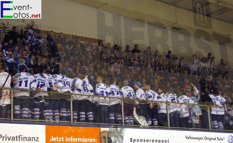 Die gesamte Mannschaft der Huskies auf den StehrÃ¤ngen bei den Fans
