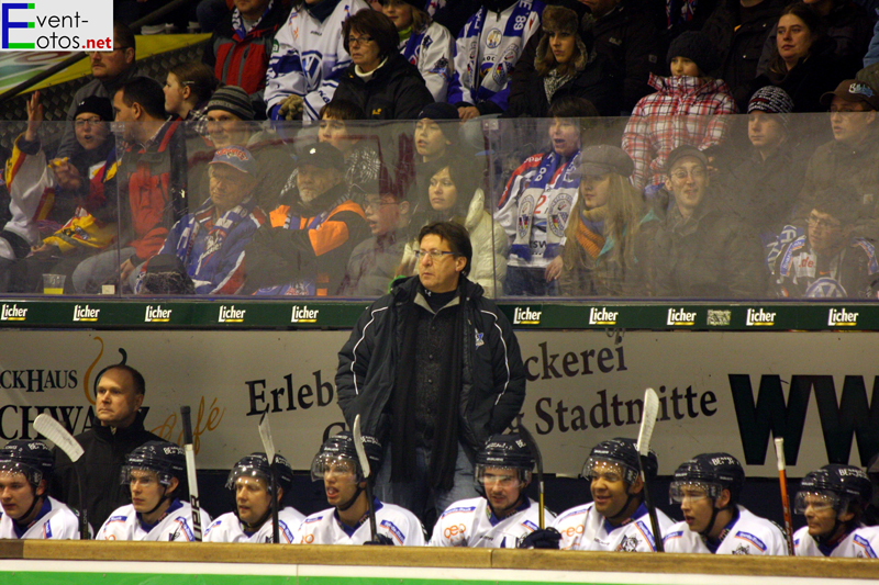 Trainer Milan Mokros bei der Arbeit an der Bande
