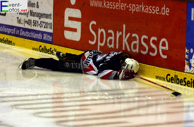 FÃ¼r dieses Foul bekam ein Kasseler Spieler eine 10-Minuten-Strafe
