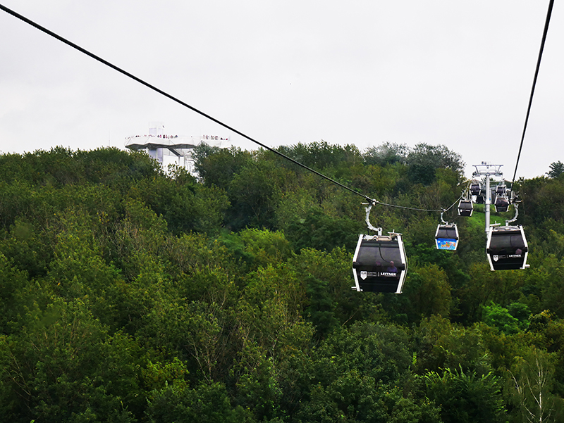 Seilbahn mit Wolkenheim im Hintergrund
