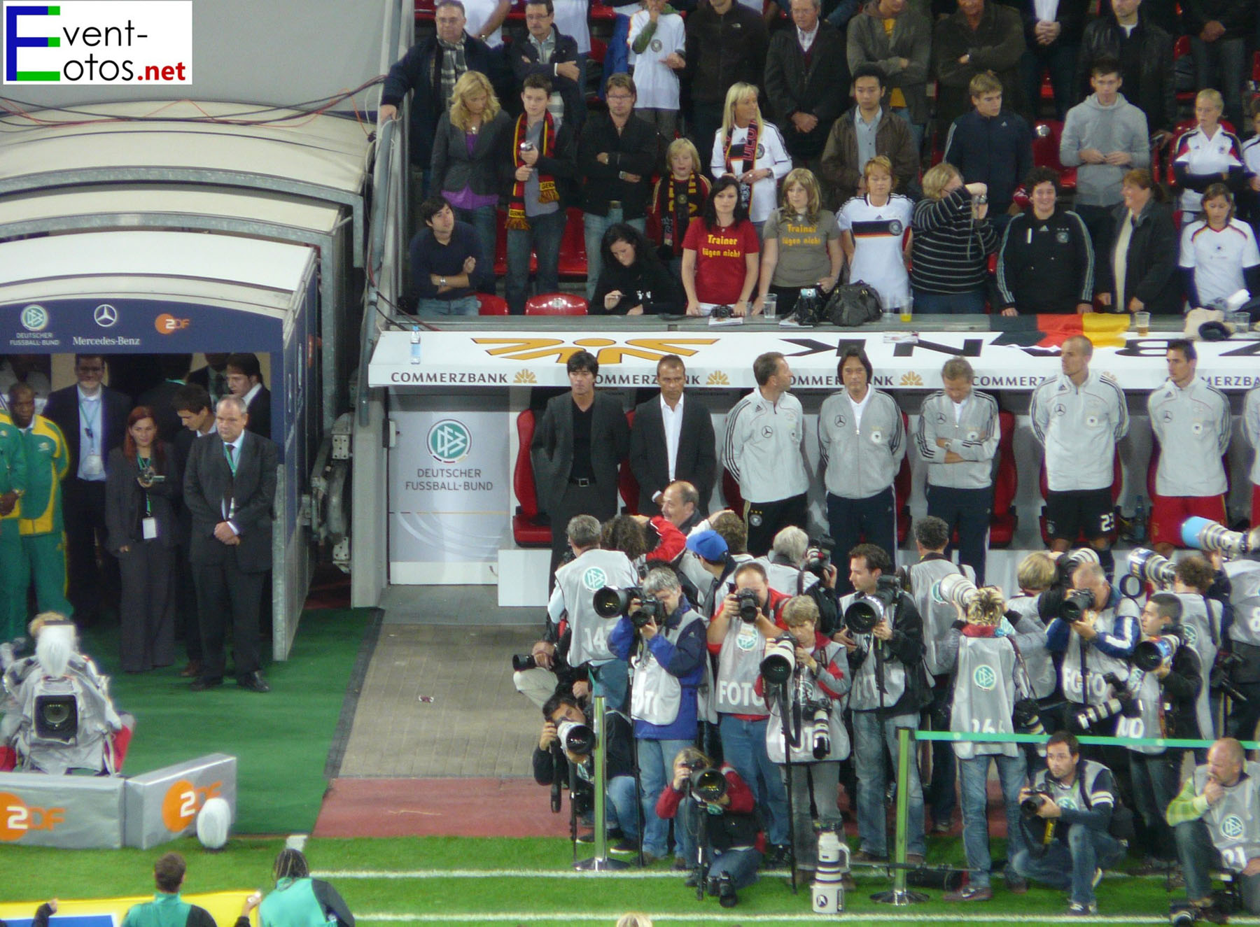 Joachim LÃ¶w vor dem Anstoss
