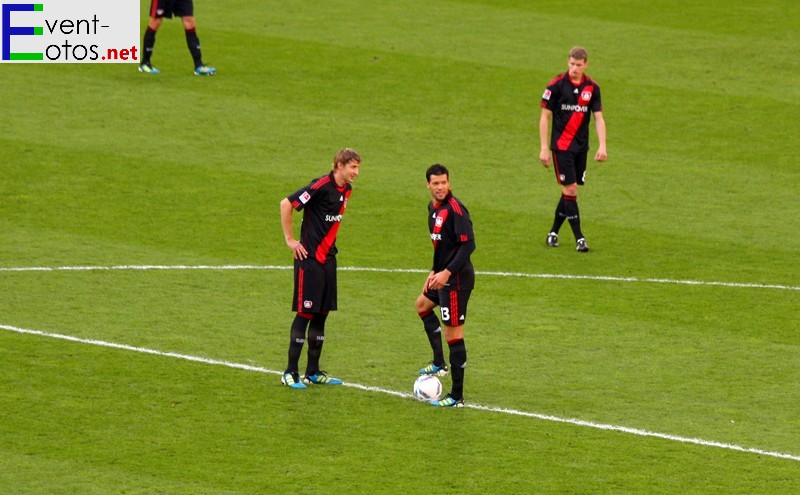 Stefan KieÃŸling und Michael Ballack beim AnstoÃŸ
