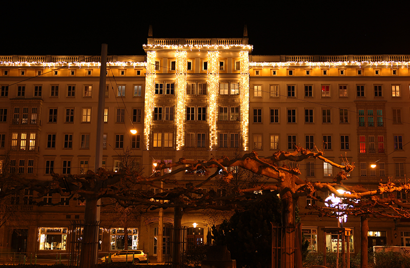 Hausfront an der Ernst-Reuter-Allee
