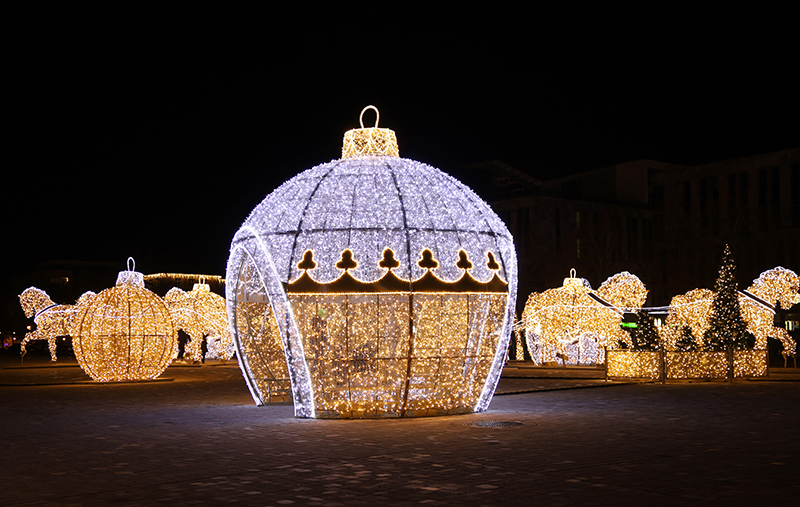 Weihnachtsbaumkugel und Pferde am Domplatz
