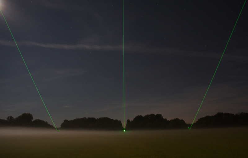 Die 3 Laser Ã¼ber der Karlswiese vor der Orangerie zur Insel Siebenbergen (Mitte), dem KÃ¼chengraben (rechts) und dem Hirschgraben (links)
