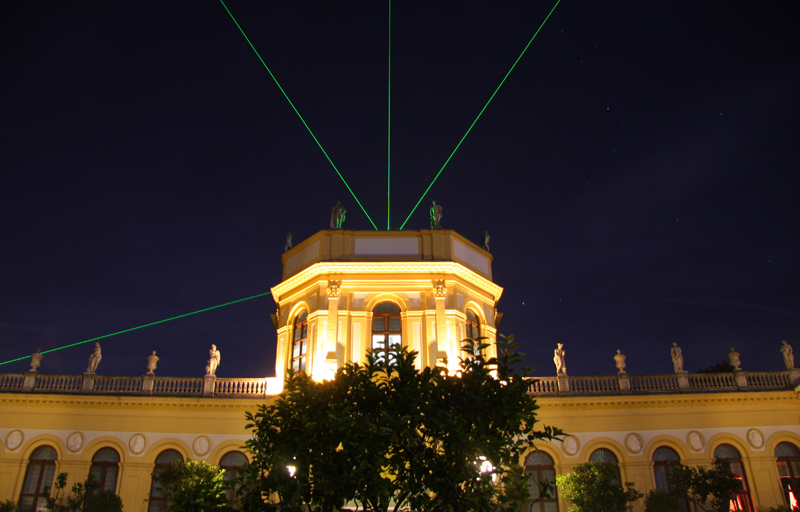 Von der Orangerie leuchten die Laser jeden Samstag
