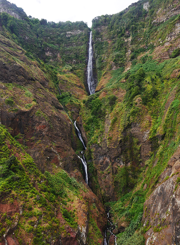 Wasserfall an der KÃ¼ste Santanas
