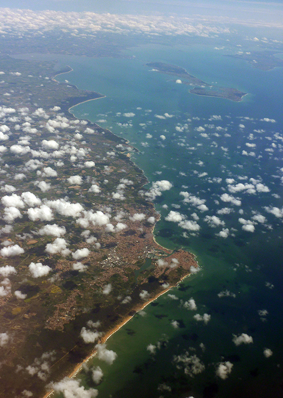 Les Sables-dÂ´Olonne mit Ile de RÃ© aus der Luft
