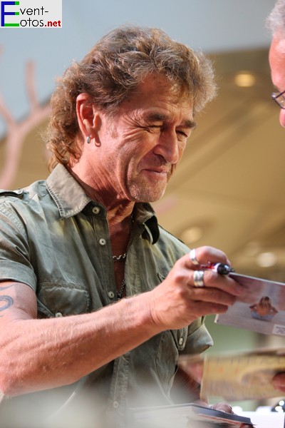 Peter Maffay gibt Autogramme
