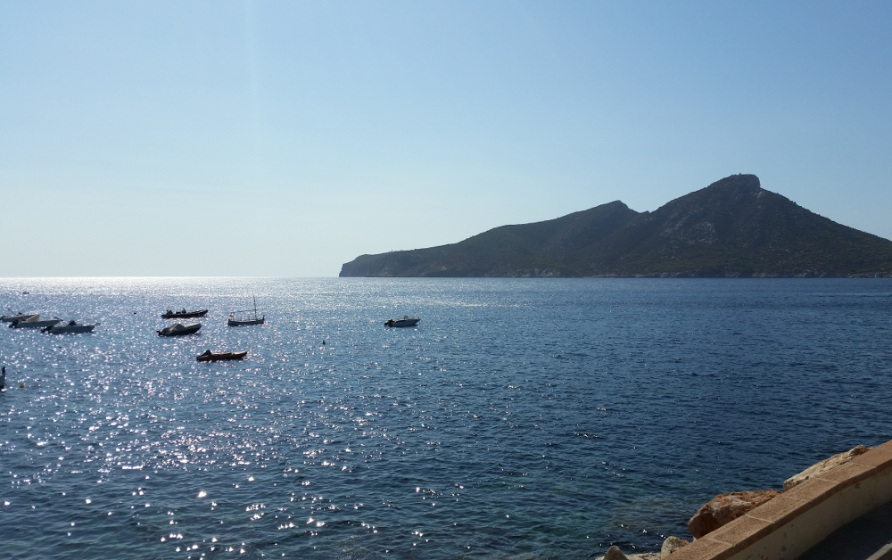 Bucht von Sant Elm mit der Insel "Sa Dragonera"
