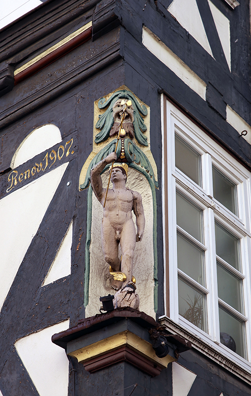 Figur an einem Haus in der BarfÃ¼ÃŸerstraÃŸe Marburg
