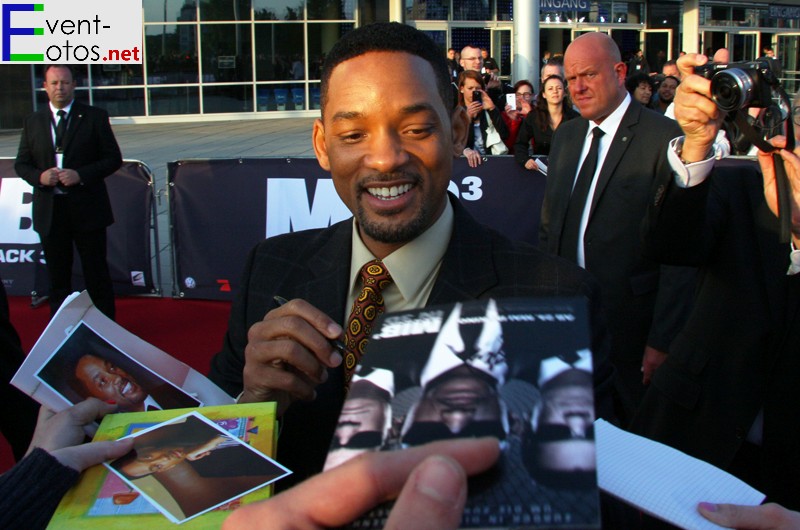 Will Smith gibt Autogramme
