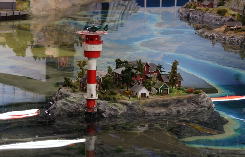 Skandinavische Insel mit Leuchtturm

