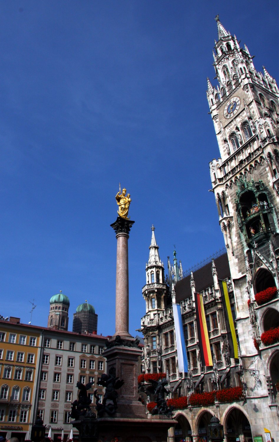 Rathaus und Frauenkirche
