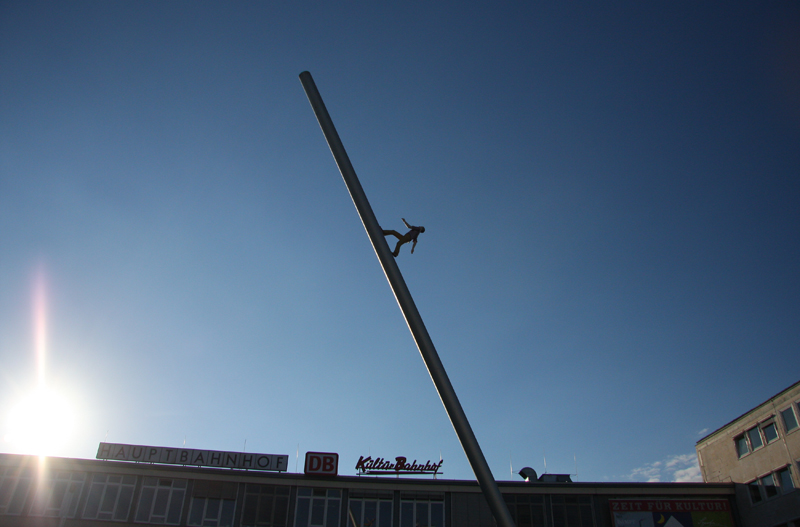 Kulurbahnhof mit "Man walks to the sky" (1992)
