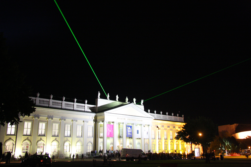 Das Fridericianum mit Laserstrahlen
