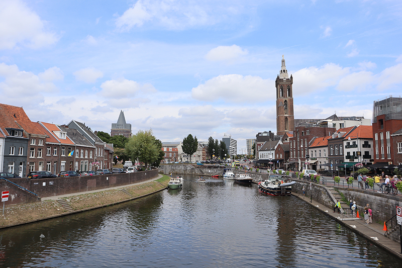 Blick über die Rur zur Sint Christoffelkathedraal, Roermond (NL)
