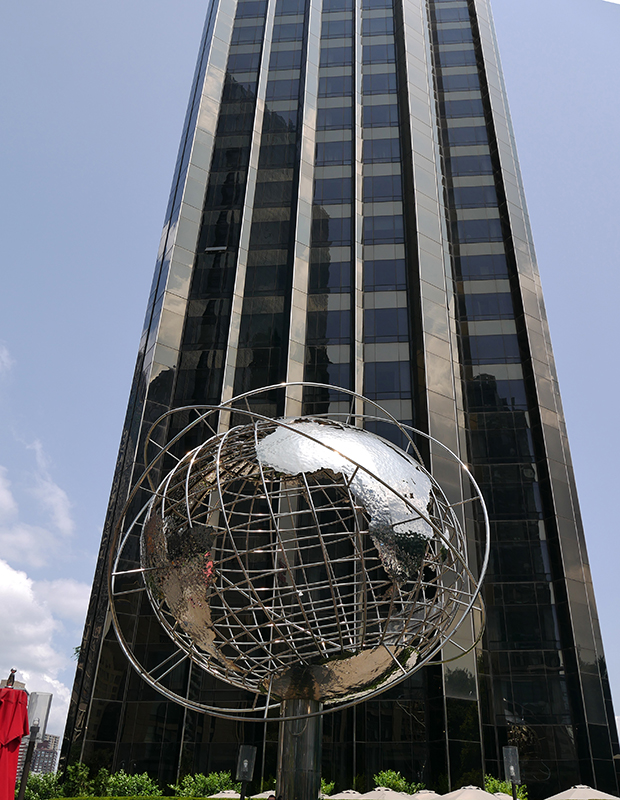 Globe Sculpture am Columbus Circle
