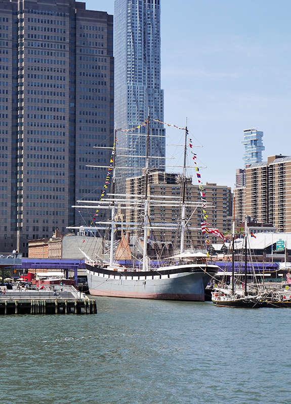 Segelschiff am Pier 16 - Fischmarkt
