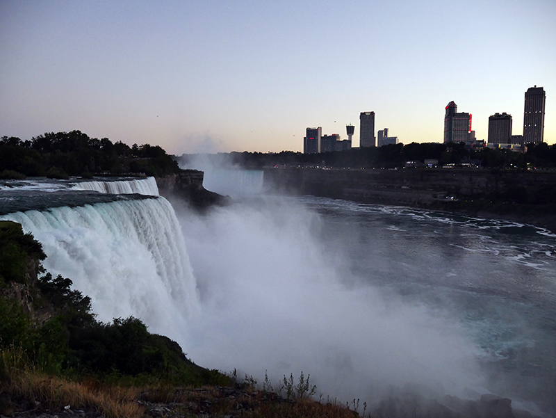 Niagara FÃ¤lle auf US-Seite (links) - rechts Kanada
