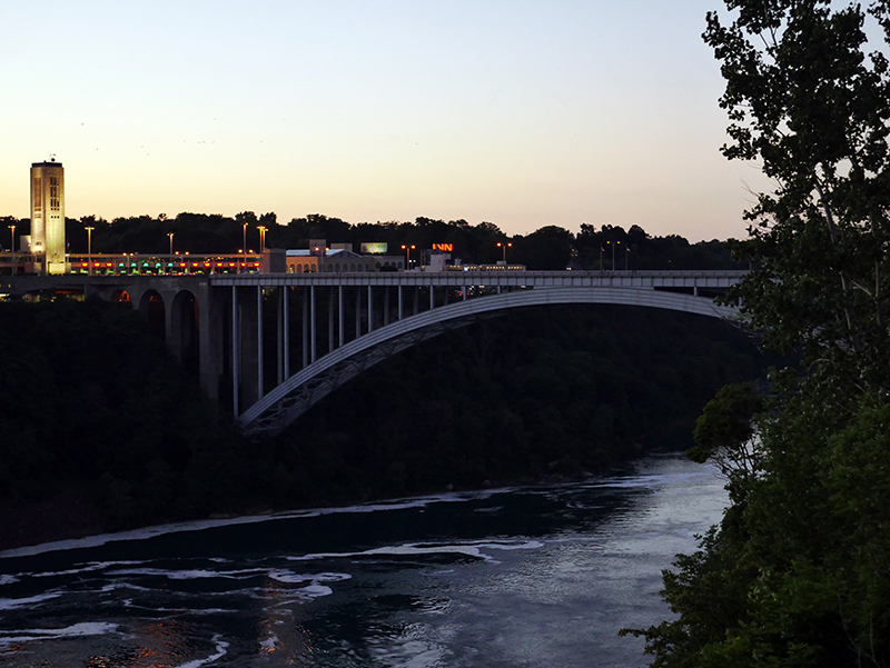 Rainbow-Bridge - Grenze zwischen USA und Kanada
