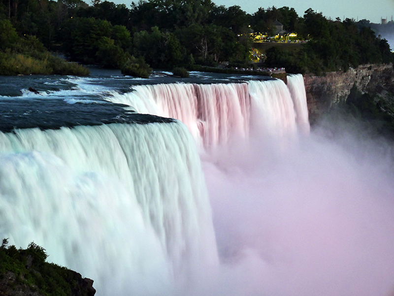 Beleuchtete Niagara FÃ¤lle auf US-Seite 
