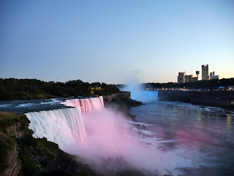 Beleuchtete Niagara FÃ¤lle auf US-Seite (links) - rechts Kanada
