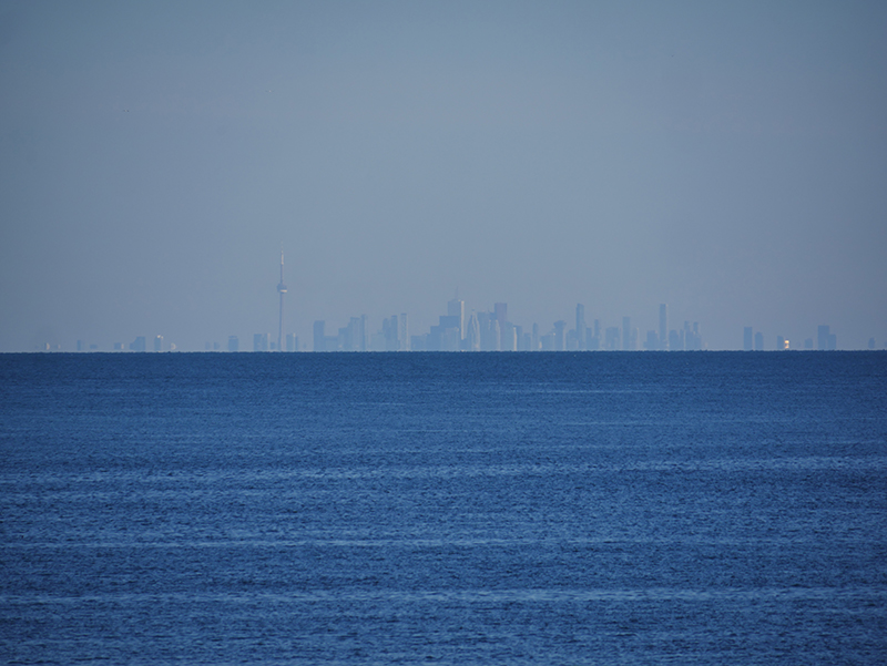 Im Hintergrund des Lake Ontario die Kanadische Stadt Toronto 
