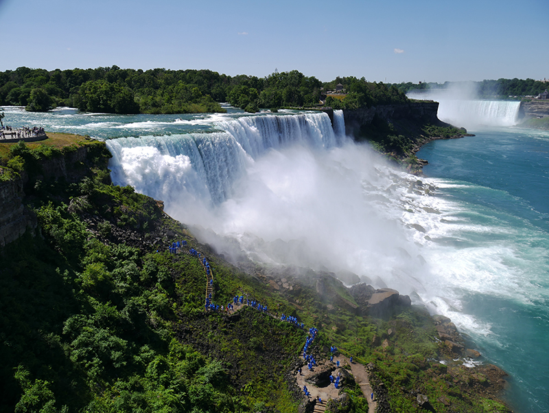 American und Bridal Veil Falls (US) (links), Horseshoe FallsÂ (CAN) (geradeaus)
