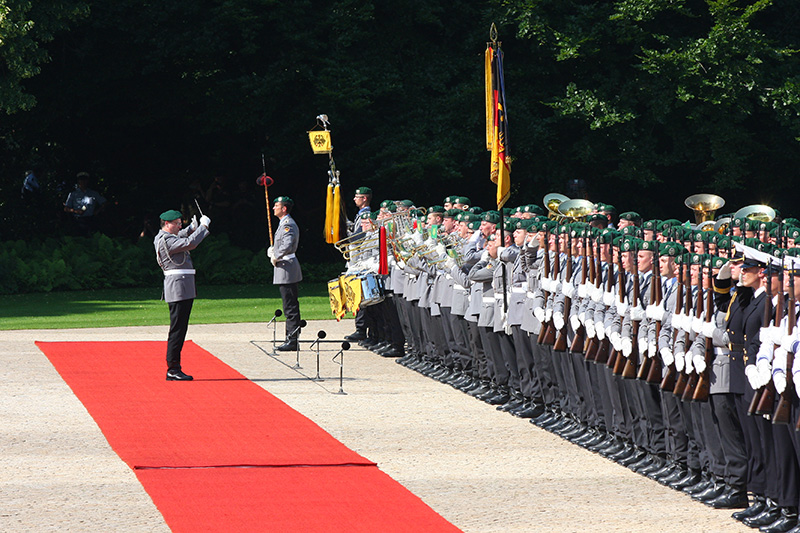 Die MilitÃ¤rkapelle spielt die Hymnen der USA und Deutschlands
