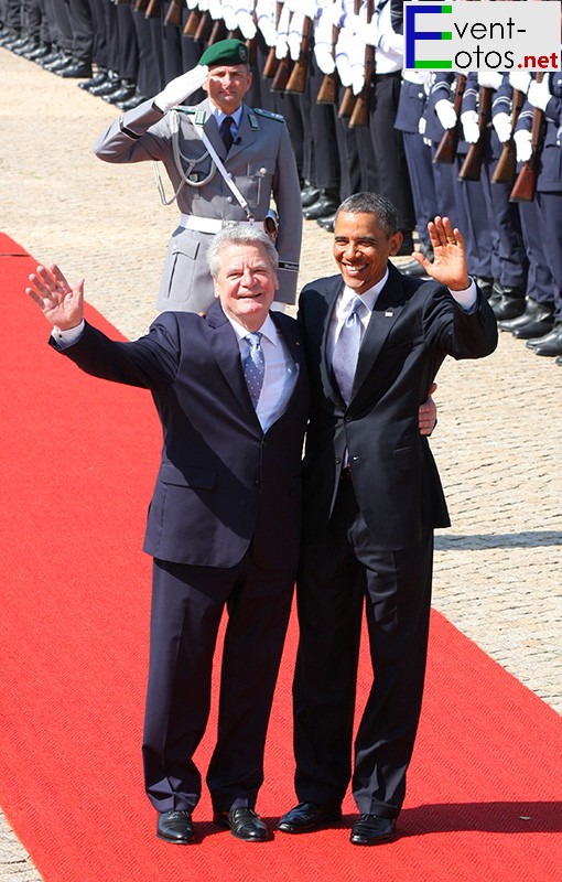 Erst schaut J.Gauck in die Kamera...
