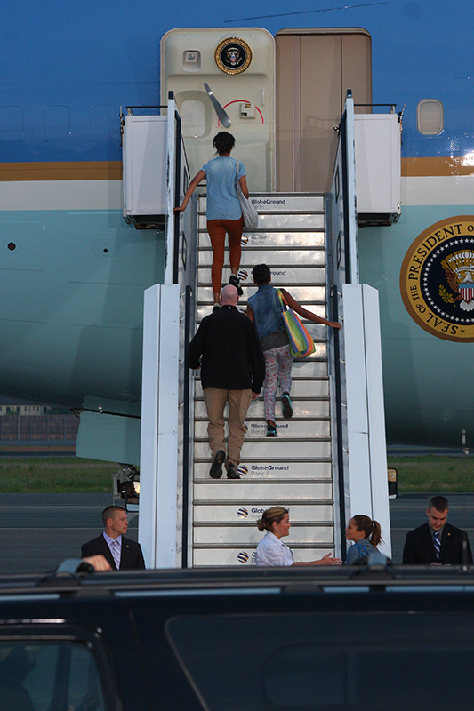 Die beiden TÃ¶chter, Malia Ann und Natasha, besteigen die Airforce One
