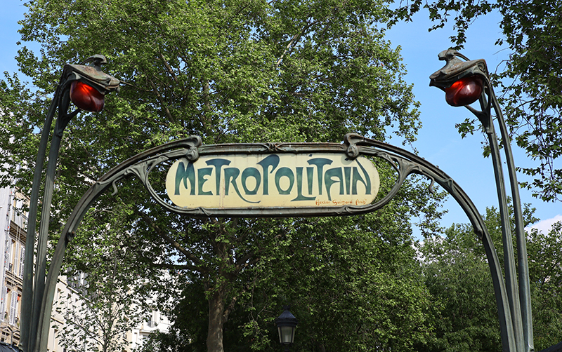 Eingang zur Metro aus dem 19.Jahrhundert - hier an der Pigalle
