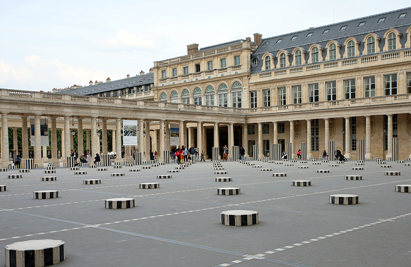 Colonnes de Buren im Innnehof des Finanzamts
