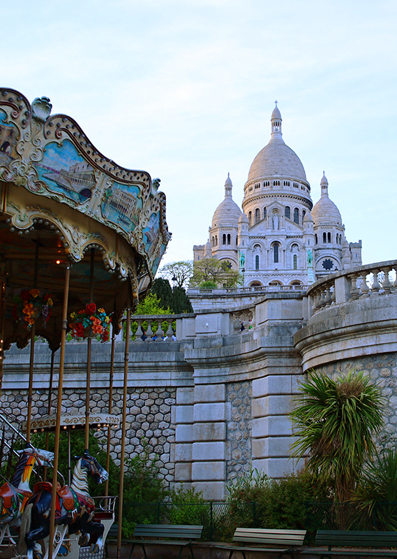 Basilika Sacre Coeur mit Karussell
