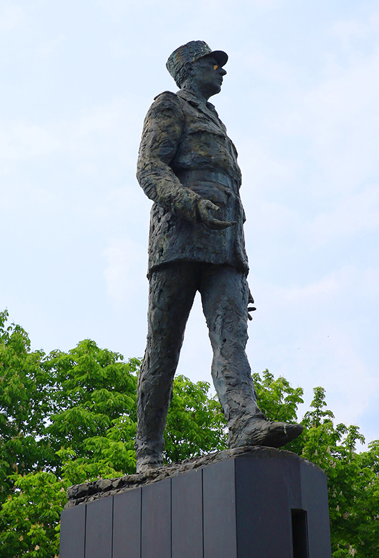 Statue du GÃ©nÃ©ral Charles de Gaulle
