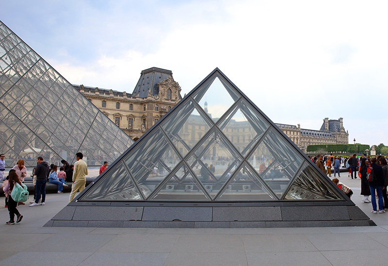 Glaspyramiden im Innenhof des Louvre
