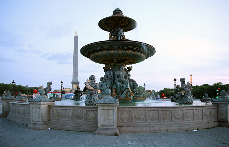 Fontaine des Mers mit dem Obelisk de Luxor am Place de la Concorde
